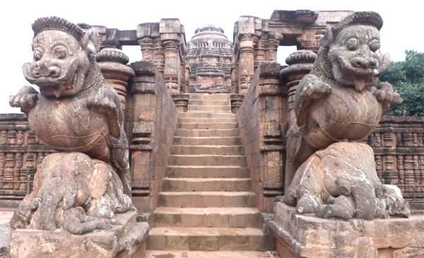 Gajasimha at the entrance of nata mandapa